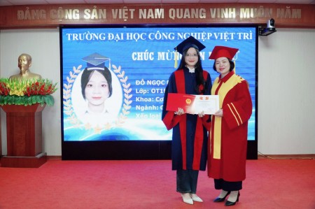 Trường Đại học Công nghiệp Việt Trì trao bằng tốt nghiệp năm 2026